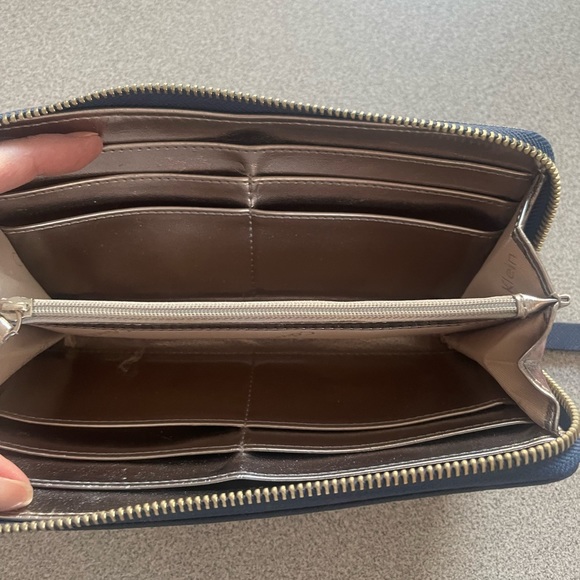 Calvin Klein Dark Blue Zippered Leather Wallet - Picture 3 of 8